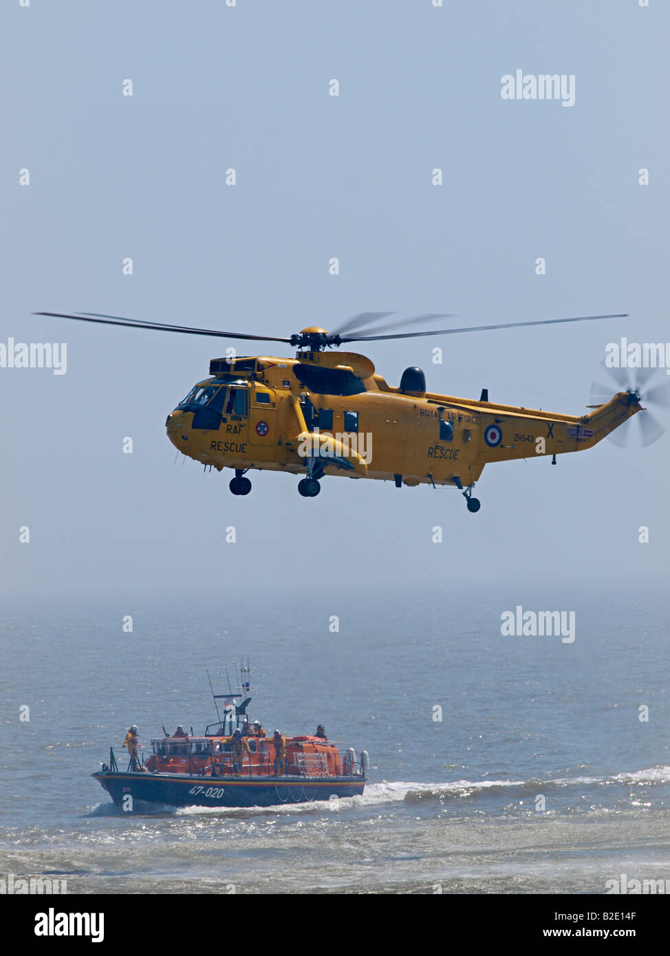 Sea King elicottero e scialuppe di salvataggio simulato nel display di aria a lowestoft air show Inghilterra SUFFOLK REGNO UNITO Foto Stock