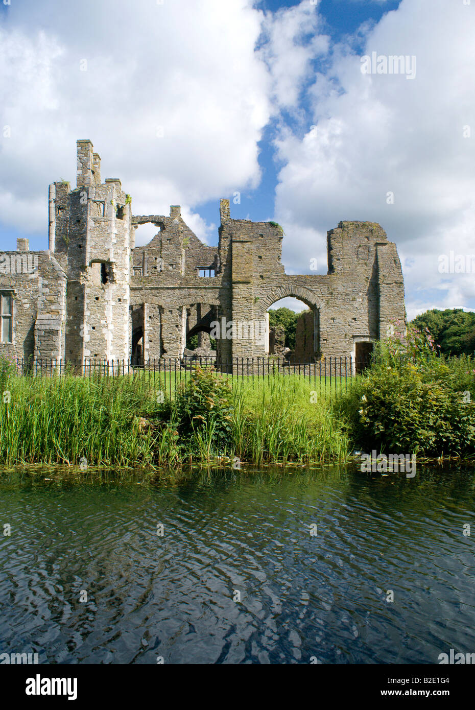 Neath abbey e tennant canal neath neath port talbot nel Galles del Sud Foto Stock