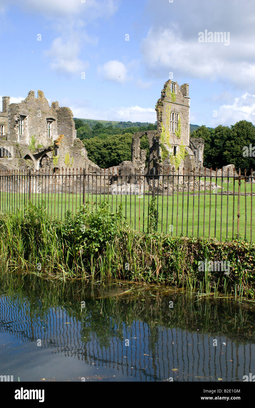 Neath abbey e tennant canal neath neath port talbot nel Galles del Sud Foto Stock