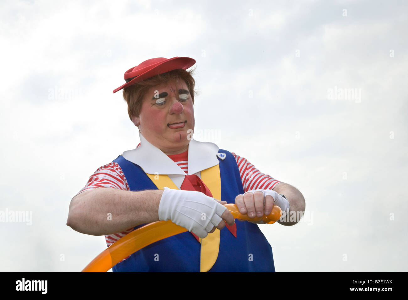 Perzo Arbroath Seafront spettacolare, animatore di clown per bambini, modellatura di palloncini ritorcitura, festa, giocattolo, animale, intrattenimento, artigianato, gonfiabile. Foto Stock