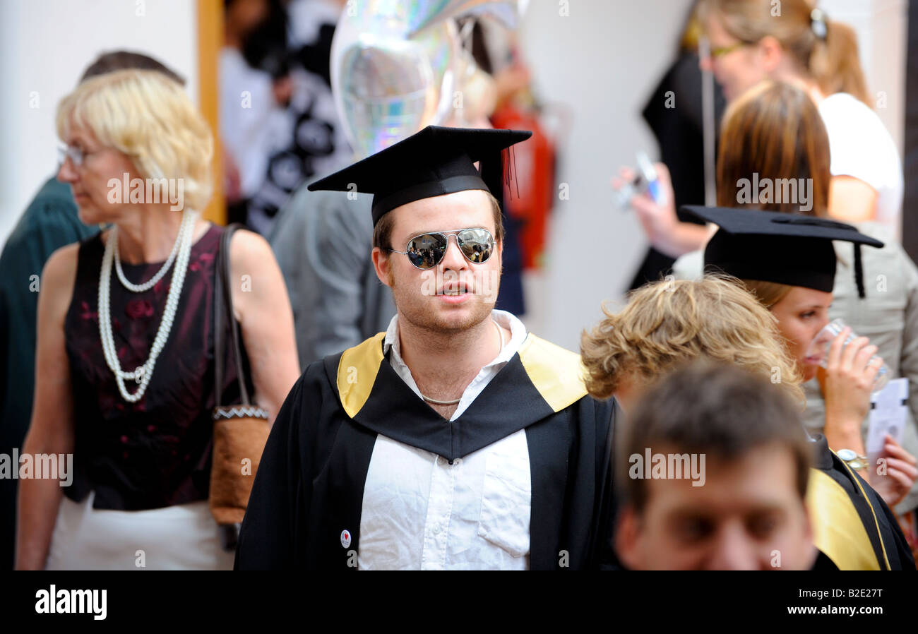 Università del Sussex estate graduazioni a Brighton Dome - un laureato indossando occhiali da sole prima della cerimonia. Foto Stock