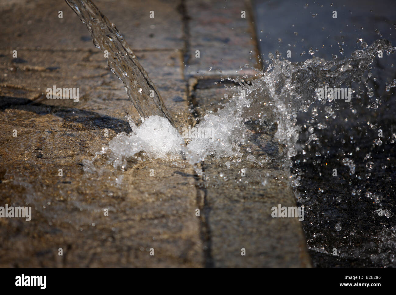 Idrante perde acqua a Manhattan, New York. Foto Stock