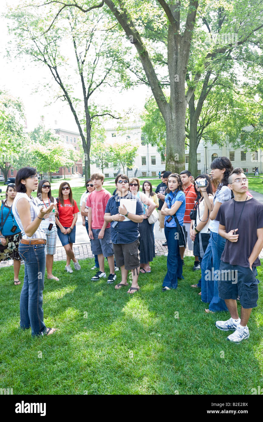 I genitori e i futuri studenti su studente-led ufficio ammissioni tour dell'Università di Harvard Foto Stock