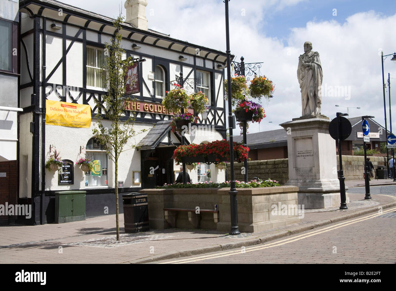 Ormskirk Lancashire Inghilterra UK Luglio la statua di Benjamin Disraeli nella parte anteriore del Golden Lion public house Foto Stock