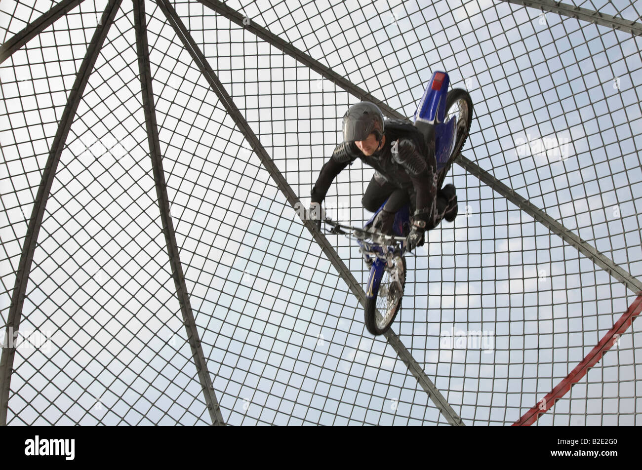 Extreme circus piloti stunt show. Femmina Globo del motociclo di morte o Dome piloti su motocicli leggeri ad Arbroath spettacolare sul lungomare, Angus, Foto Stock