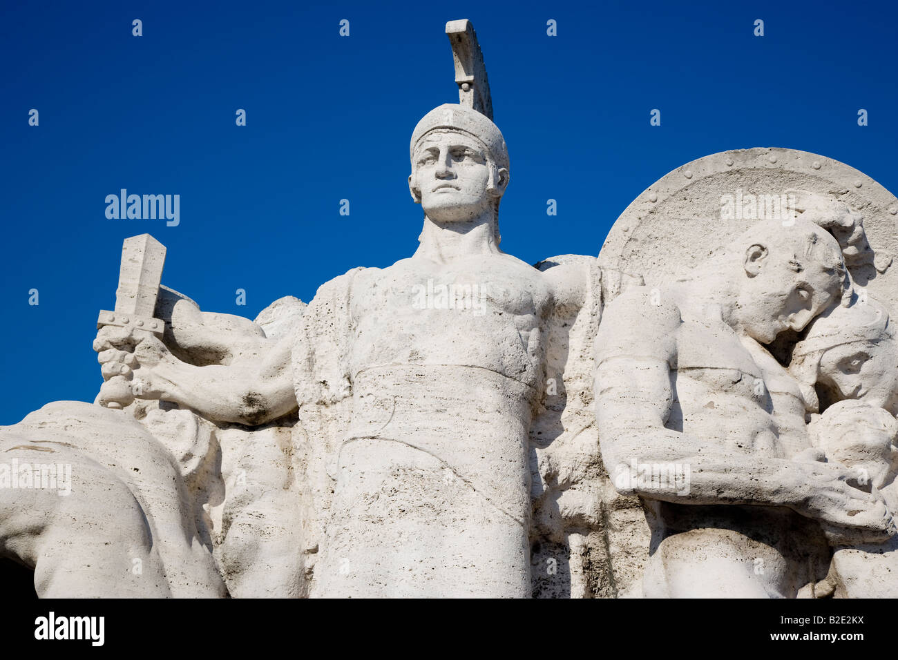 Statua modernista del soldato romano con spada e scudo Roma Lazio Italia Foto Stock