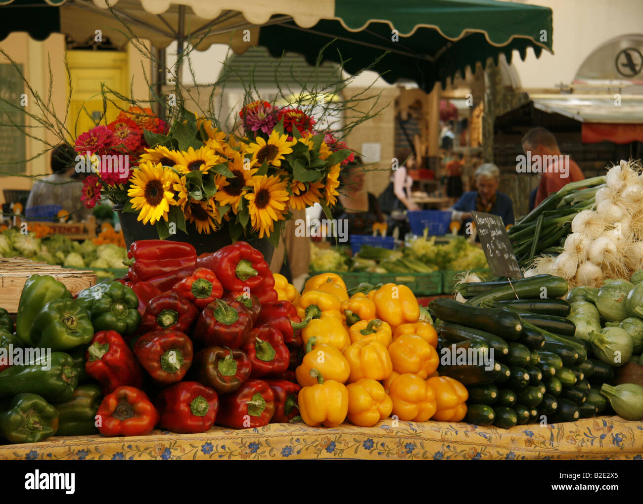 Mercato ortofrutticolo in Piazza Richelmi, Aix en Provence, Francia meridionale. Foto Stock