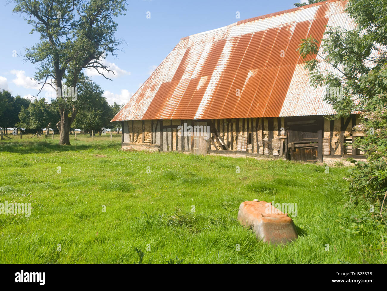 Fienile con tetto arrugginito Normandia Francia Foto Stock