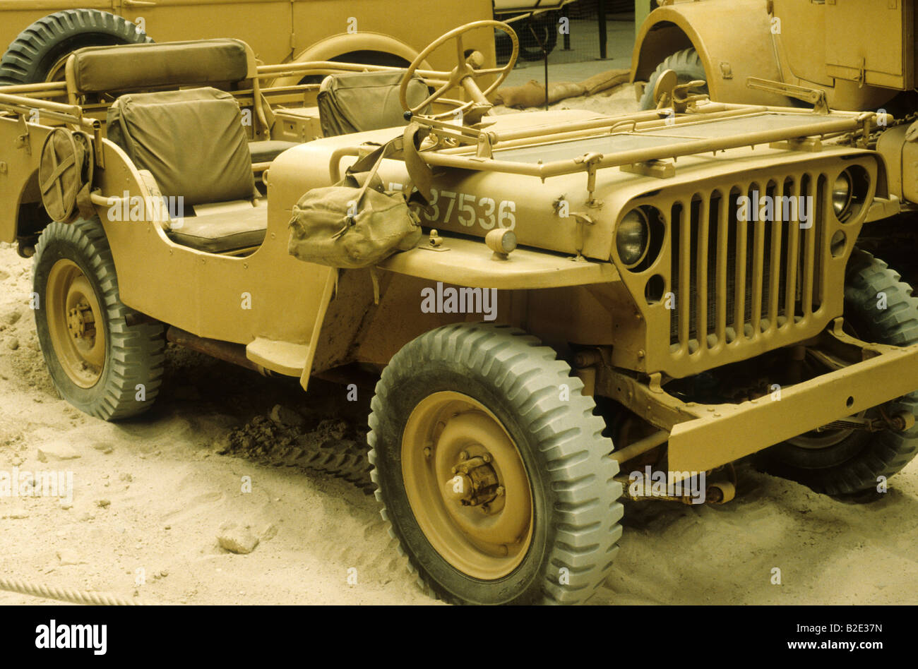 Seconda Guerra Mondiale militari di deserto di sabbia mimetizzata jeep veicolo esercito britannico attrezzature Museo dei Trasporti Beverley Yorkshire Inghilterra Foto Stock