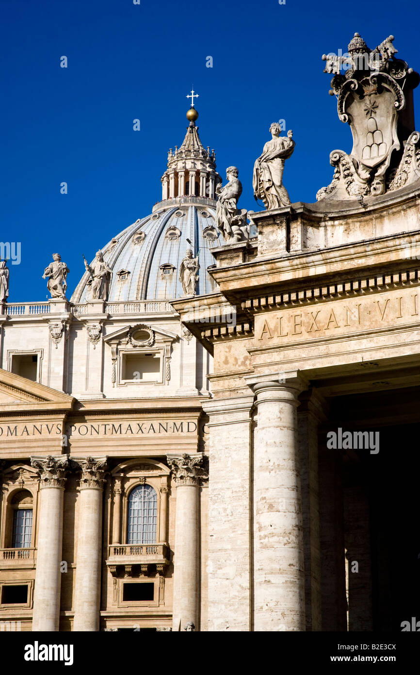 Stemma papale e Basilca di San Pietro St Peter s Città del Vaticano Italia Foto Stock