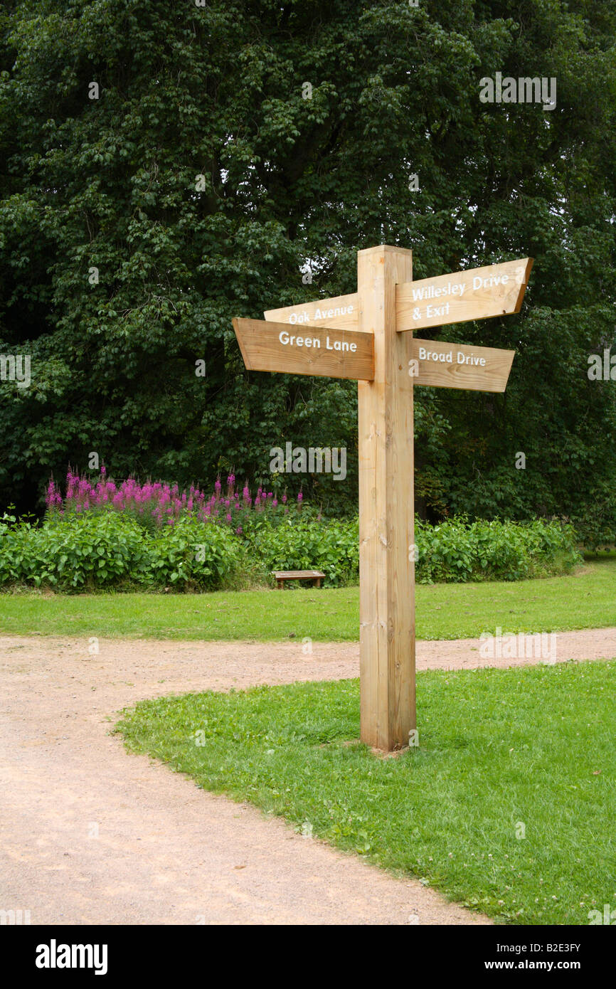Cartello in legno - Fiori a Westonbirt Arboretum Foto Stock