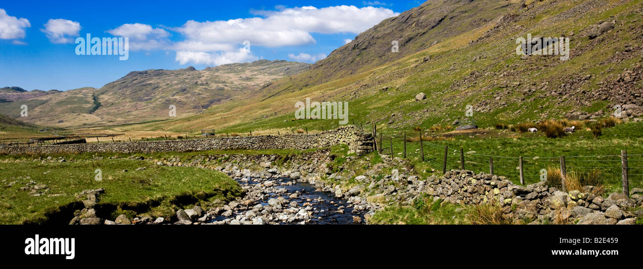 Il Eskdale Valley Il Castle Mountain Range in lontananza le 'Lake District' Cumbria Inghilterra England Regno Unito Foto Stock