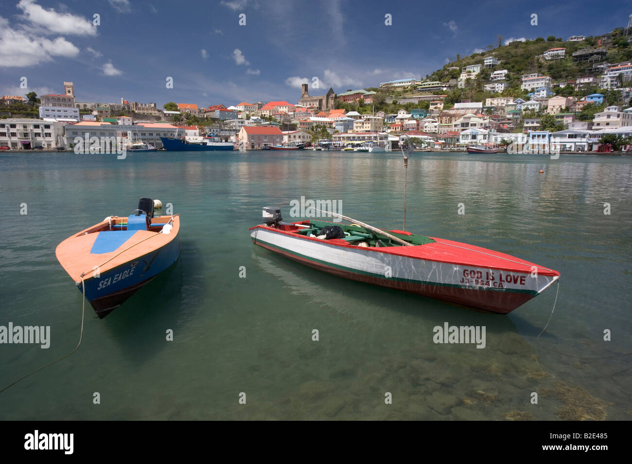 Il porto commerciale di St George s Grenada West Indies piccola pesca skiffs sono in primo piano Foto Stock