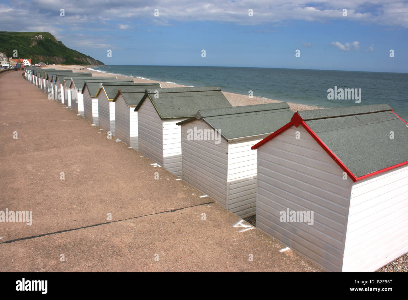 Fila di cabine sulla spiaggia a Seaton, Devon, Inghilterra Foto Stock