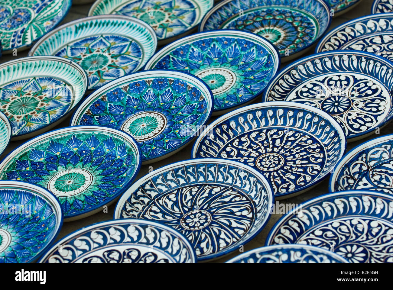 Sullo sfondo di un tradizionale uzbeka piastre in ceramica Foto Stock