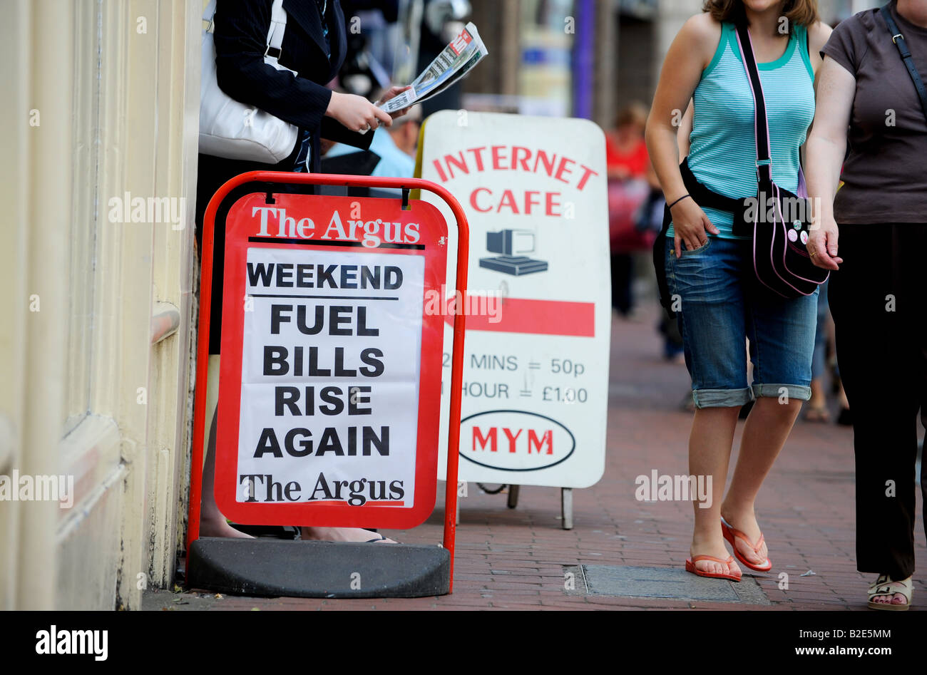 Credit Crunch Ultime notizie: 'carburante fatture risorgere" su una carta locale marciapiede di firmare una pensione. Foto da Jim Holden. Foto Stock