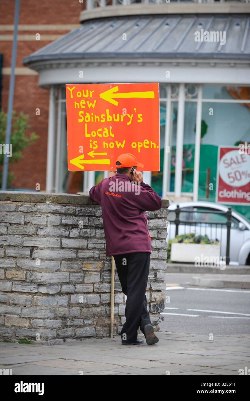Il tentativo di Sainsbury di attrarre i clienti in un nuovo negozio locale a Stratford-upon-Avon. Foto di Jim Holden. Foto Stock Il tentativo di Sainsbury di attrarre i clienti in un nuovo negozio locale a Stratford-upon-Avon. Foto di Jim Holden. Foto Stock