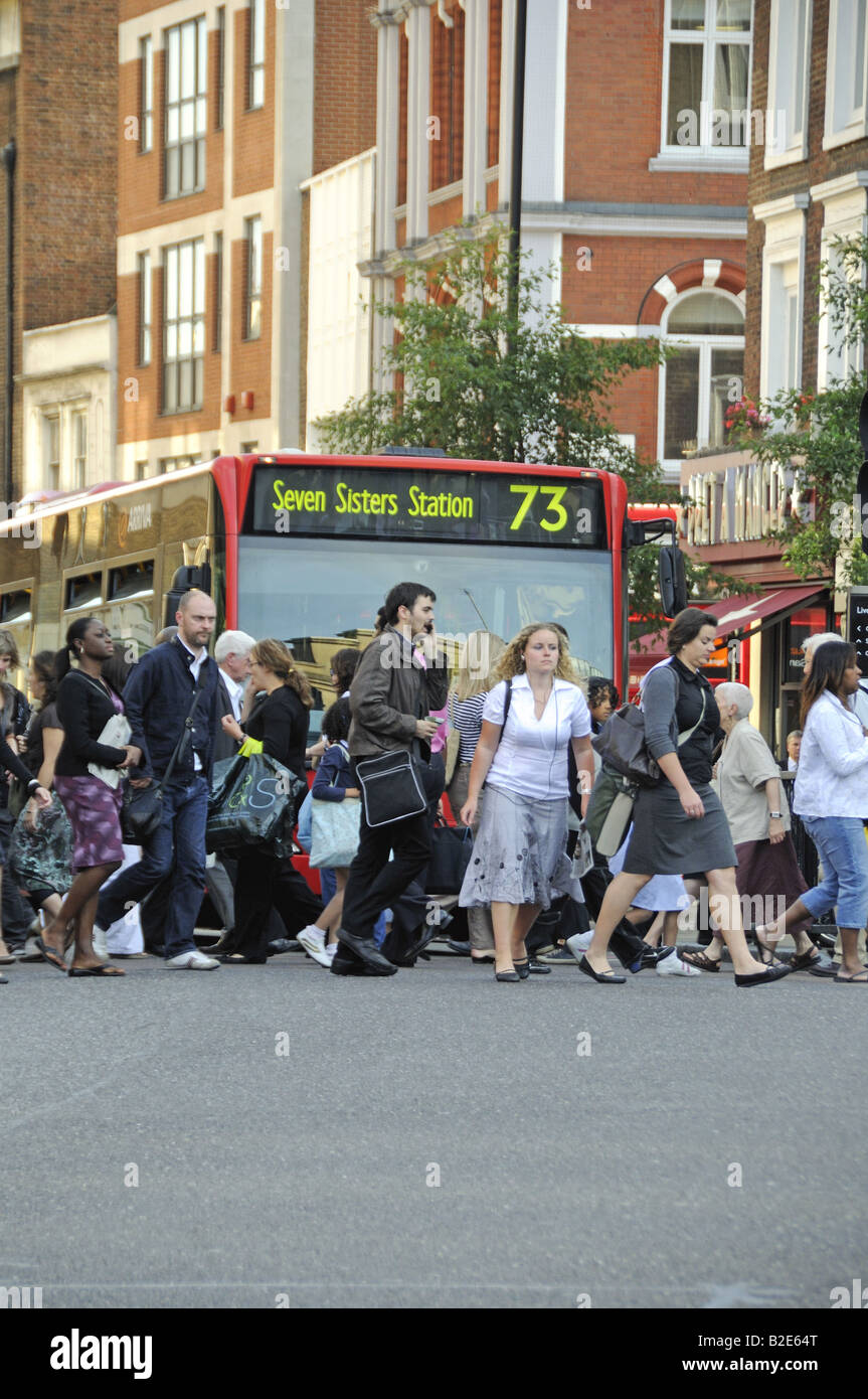 Pedoni che attraversano strada e al semaforo Angel Islington London REGNO UNITO Foto Stock