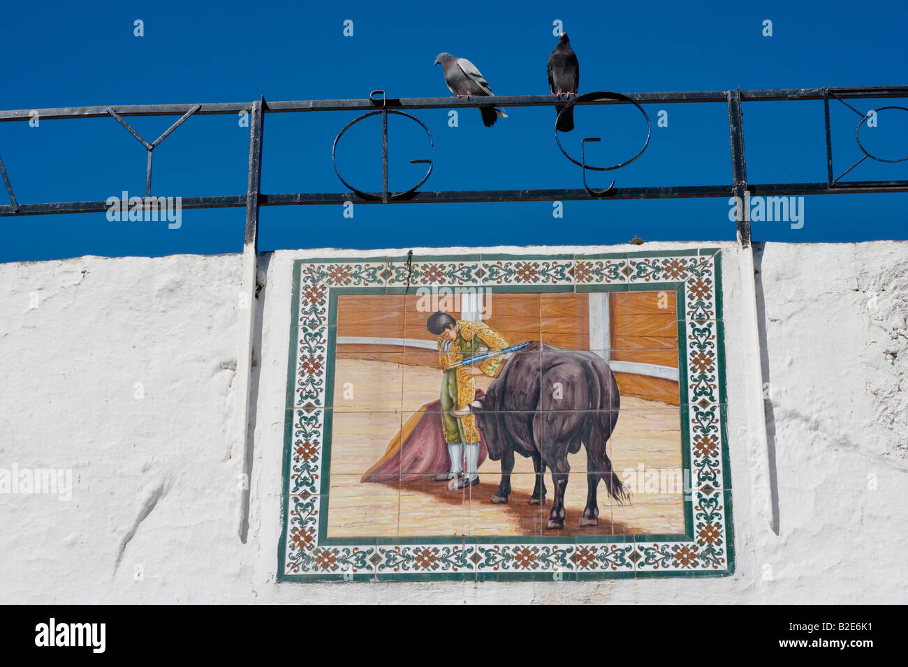 Mijas Provincia di Malaga Costa del Sol Spagna piastrella ceramica pittura del torero e bull a Bullring Foto Stock