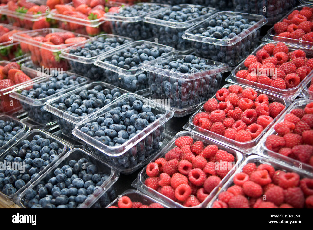 Fragole, mirtilli e lamponi sul display a lato ovest Mercato in Cleveland Ohio Foto Stock