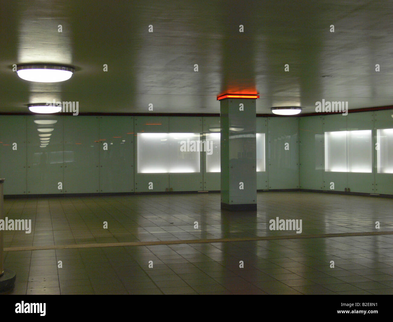 Svuotare la stazione della metropolitana di Berlino Germania Europa Foto Stock