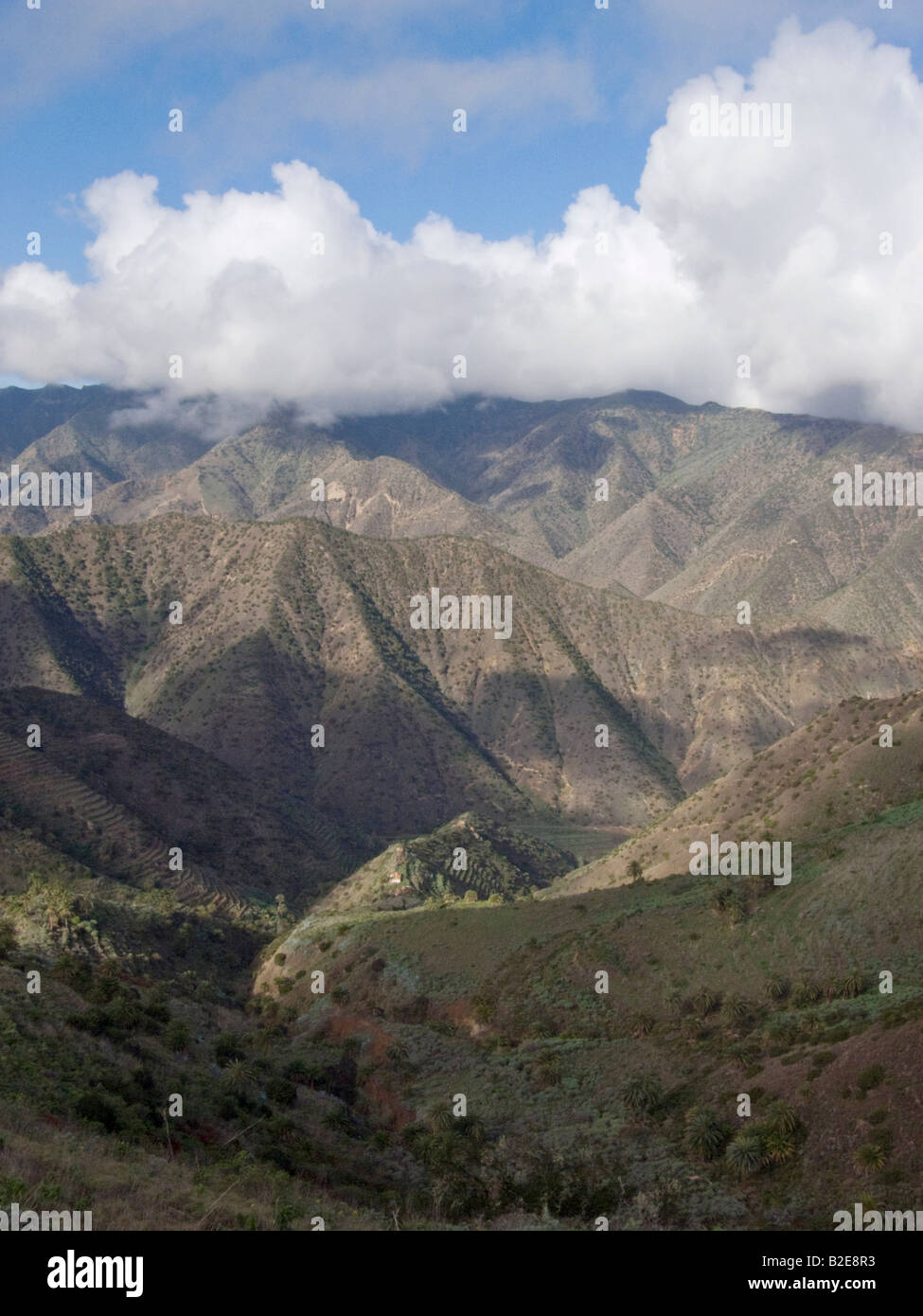 Nuvole sopra la gamma della montagna, La Gomera, isole Canarie, Spagna Foto Stock