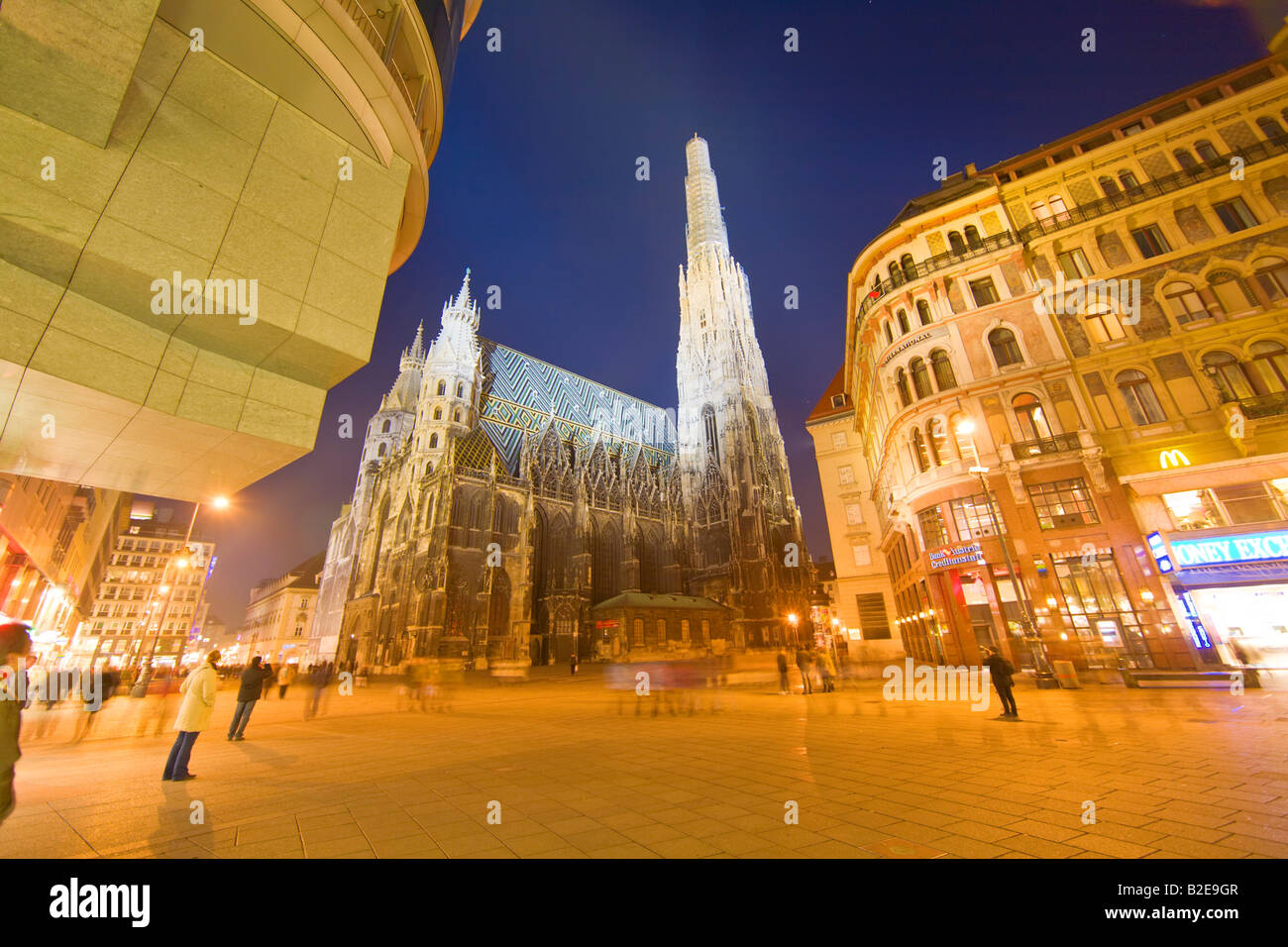 Cattedrale illuminata di notte, la Cattedrale di St Stephen, Stephansplatz, Vienna, Austria Foto Stock