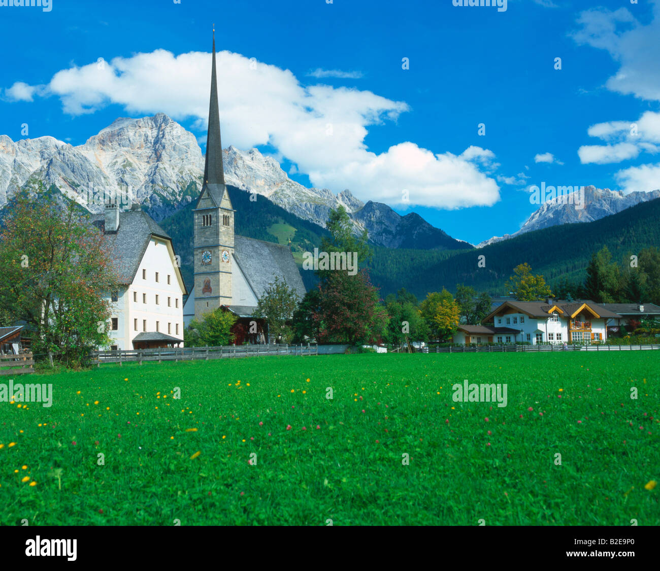 Chiesa e case nel paesino di Maria Alm Selbhorn sulle Alpi di Berchtesgaden del Pinzgau Salzburg Austria Foto Stock