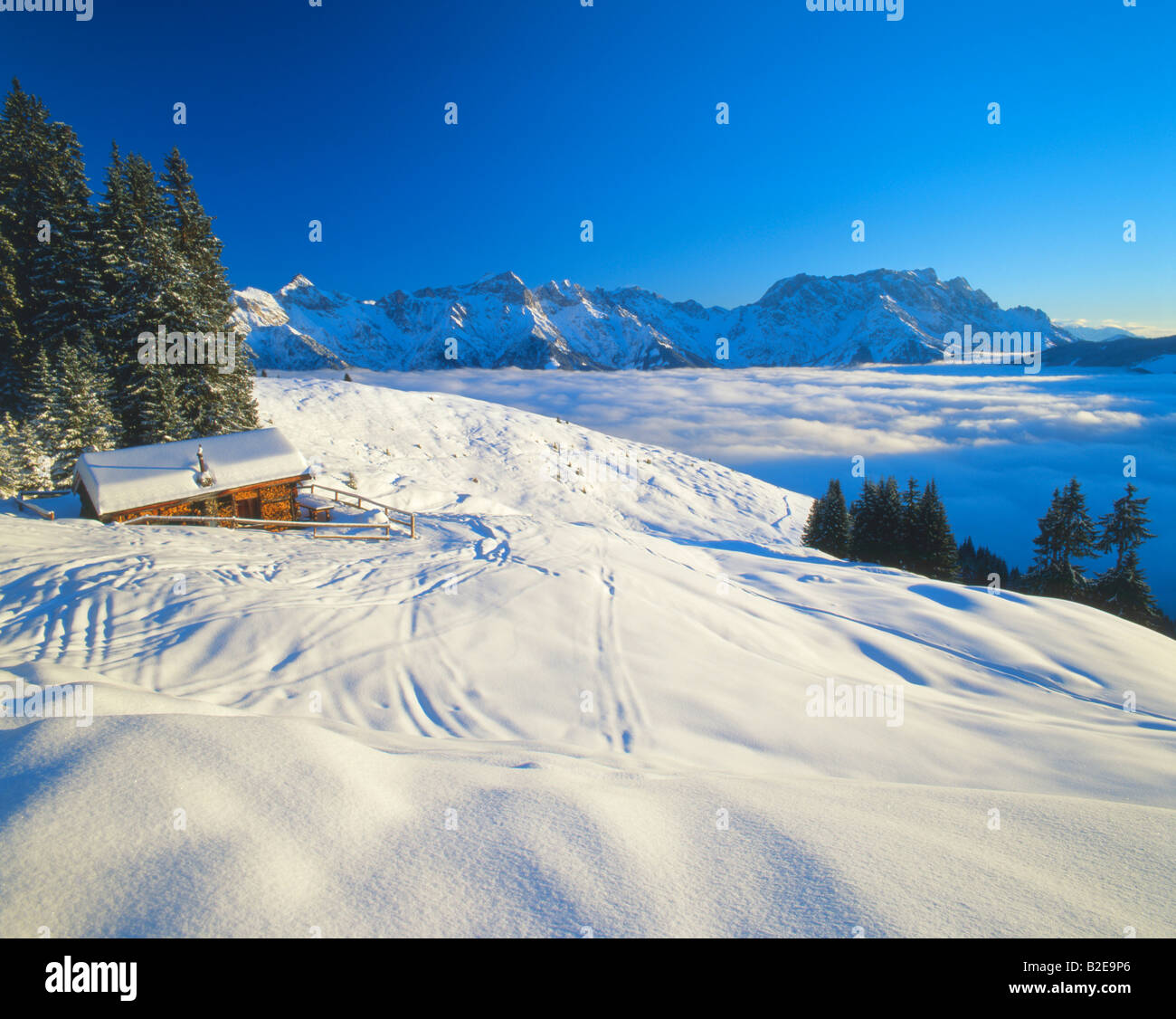 Capanno sul paesaggio polare, Schwalbenwand, Filzensattel, del Pinzgau, Austria Foto Stock