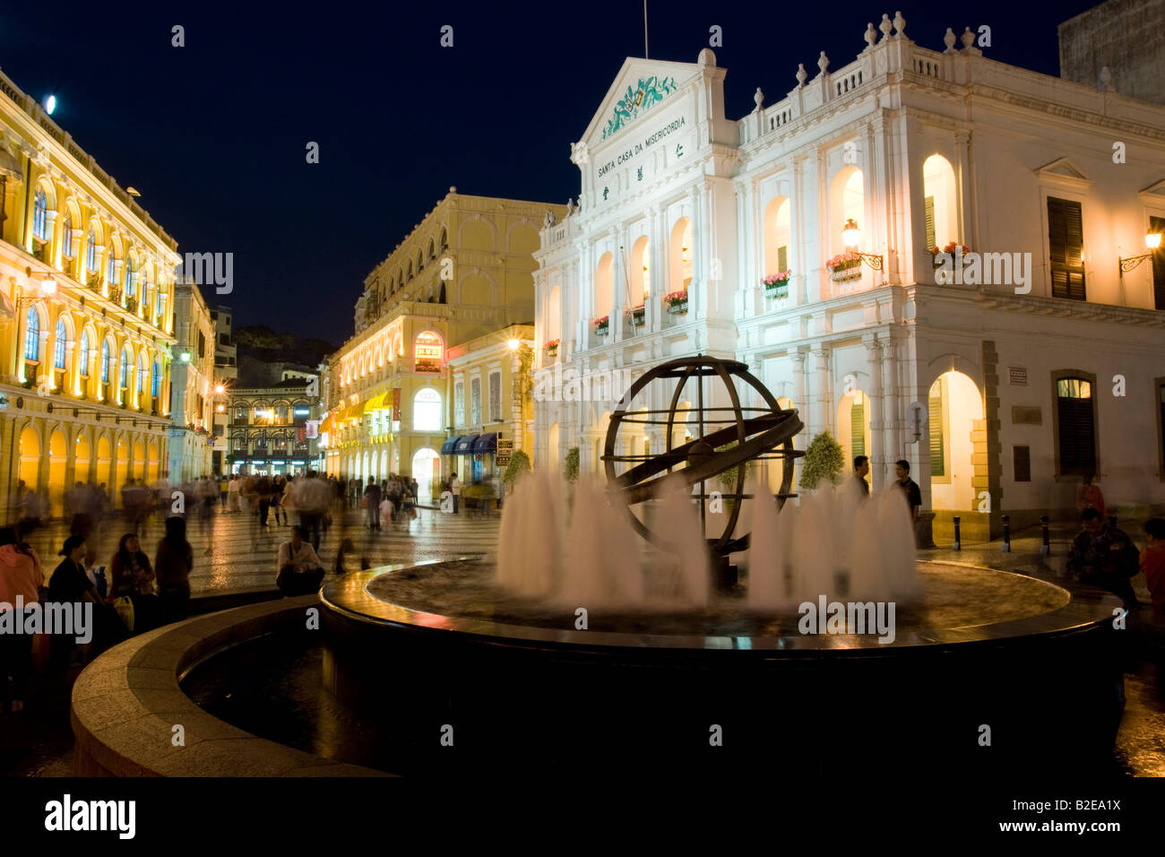Edifici illuminata di notte Largo do Senado Provincia di Guangdong Macao Cina Foto Stock