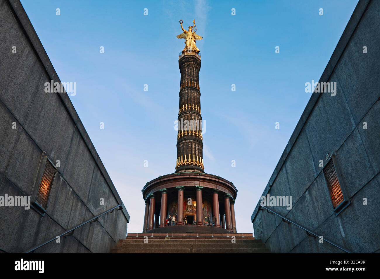 Basso angolo vista della colonna, la Colonna della Vittoria di Berlino, Germania Foto Stock Basso angolo vista della colonna, la Colonna della Vittoria di Berlino, Germania Foto Stock