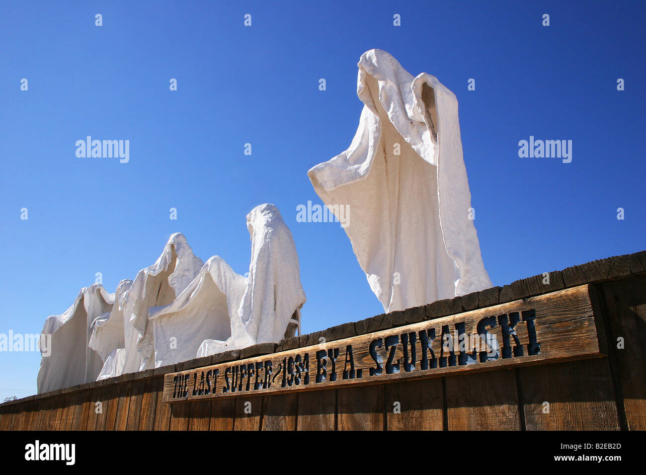 Sculture di ghost sul paesaggio, Goldwell Open Air Museum, riolite, Nevada, STATI UNITI D'AMERICA Foto Stock