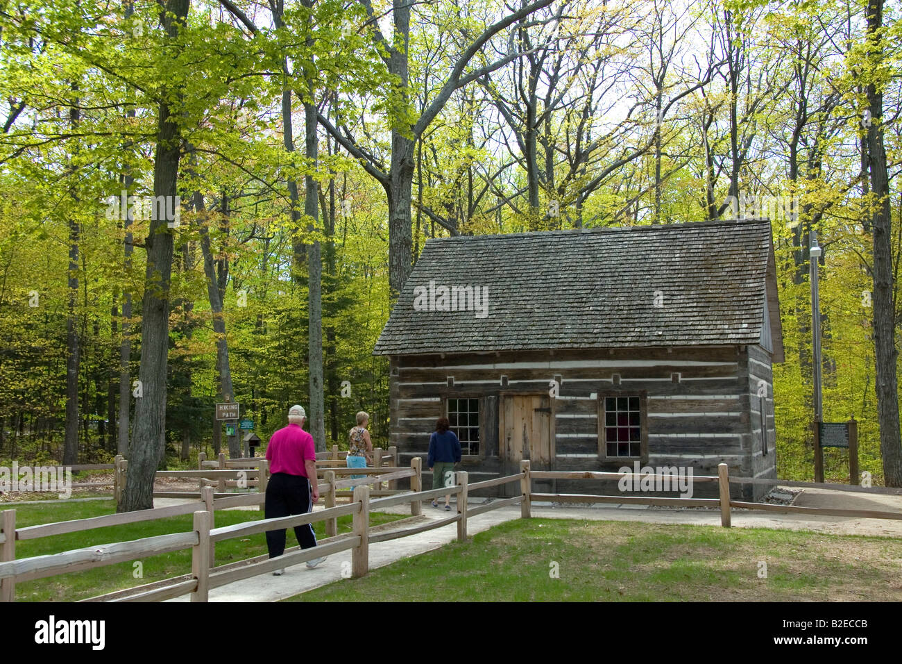 Piccolo log cabin presso la Vecchia Missione punto vicino al punto di missione luce nel Michigan Foto Stock