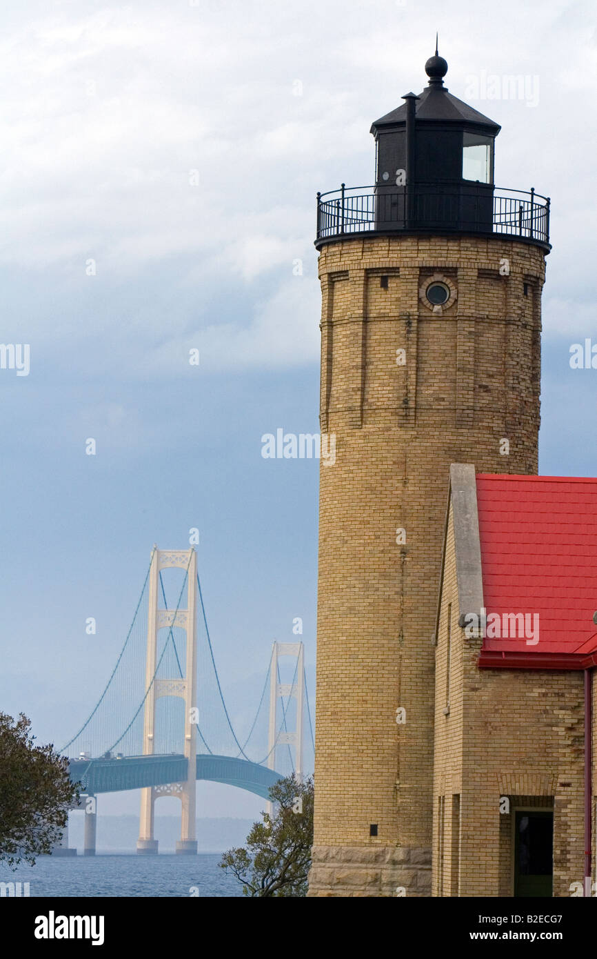Il vecchio punto di Mackinac Faro e il ponte Mackinac a Mackinaw City Michigan Foto Stock
