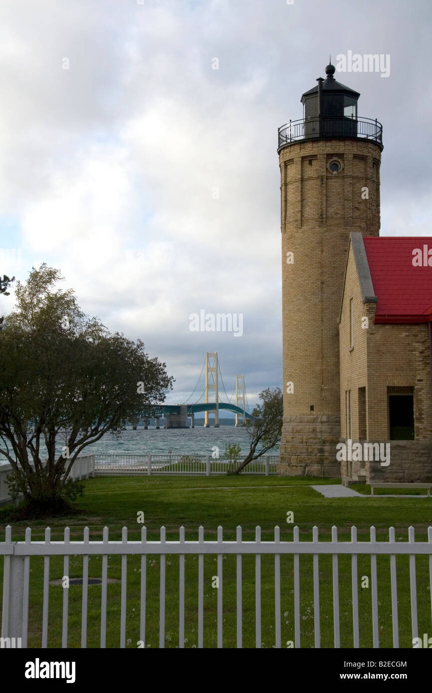 Il vecchio punto di Mackinac Faro e il ponte Mackinac a Mackinaw City Michigan Foto Stock