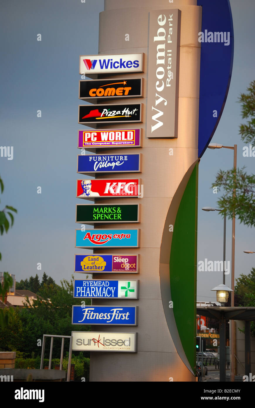 Wycombe Retail Park firmare al crepuscolo, High Wycombe, Buckinghamshire, Inghilterra, Regno Unito Foto Stock