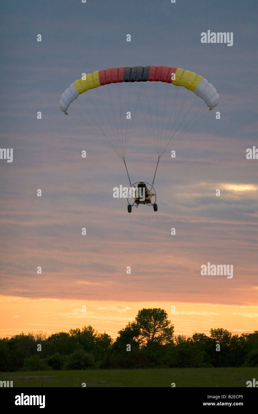 Powered parachute volare al tramonto nella contea di Eaton Michigan Foto Stock