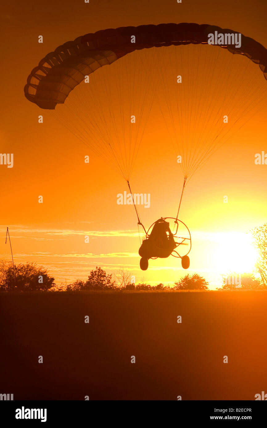 Powered parachute volare al tramonto in Eation County Michigan Foto Stock