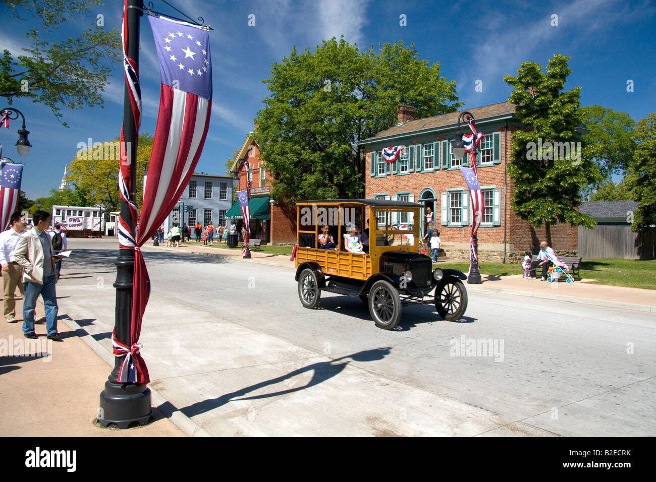 I visitatori la corsa in una Ford Woody per le strade del villaggio Greenfield presso la Henry Ford a Dearborn Michigan Foto Stock