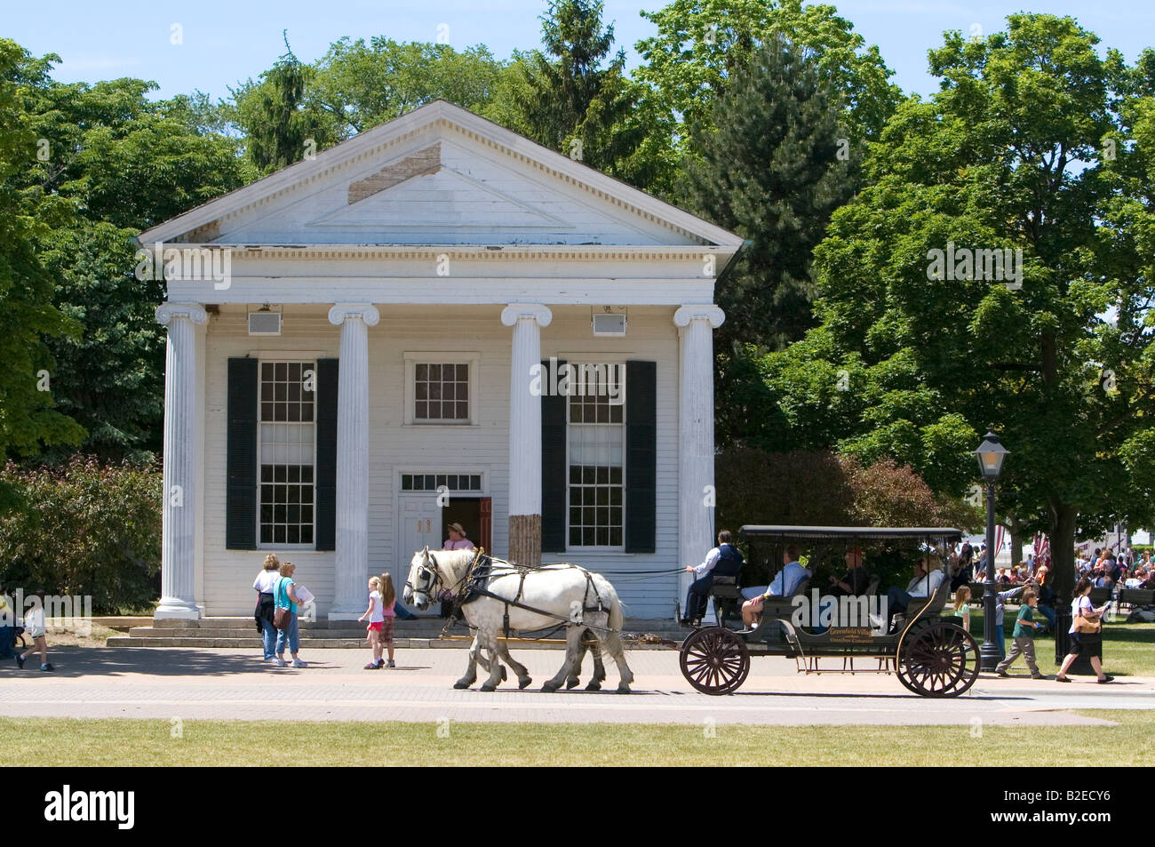 Cavallo e taxi passando il Municipio nel villaggio Greenfield presso la Henry Ford a Dearborn Michigan Foto Stock