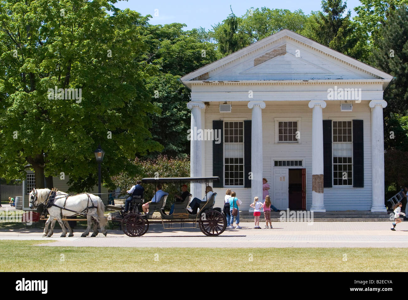 Cavallo e taxi passando il Municipio nel villaggio Greenfield presso la Henry Ford a Dearborn Michigan Foto Stock