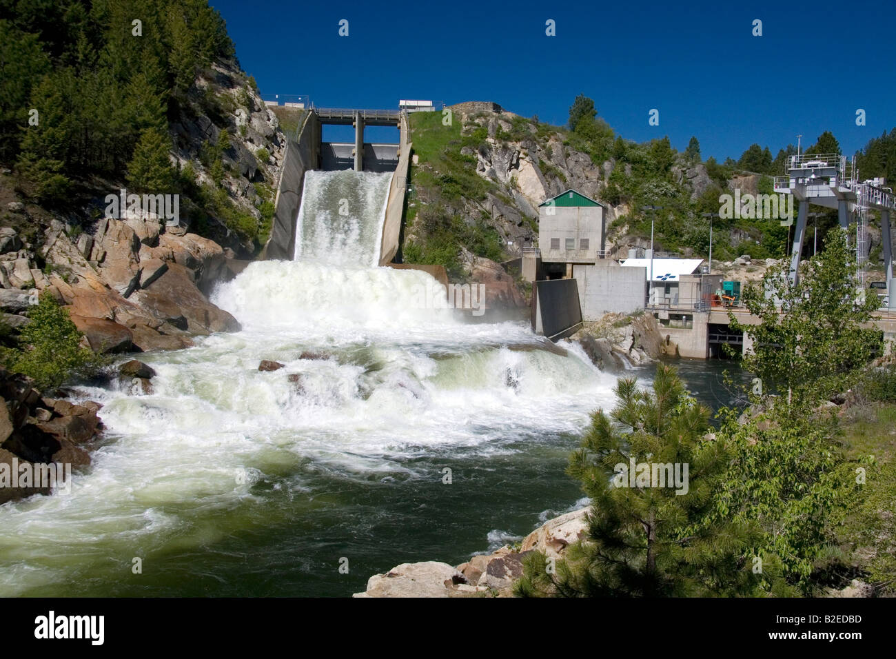 Versare acqua dalla bocca di uscita della diga in cascata sulla cisterna in cascata che scorre nel fiume Payette in Valle County Idaho Foto Stock