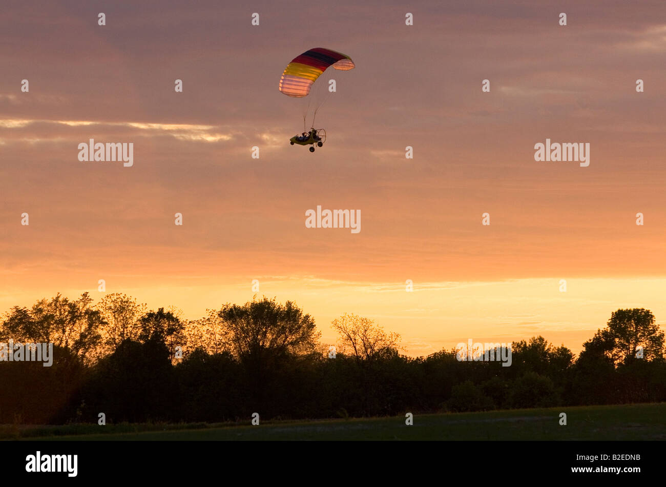 Powered parachute volare al tramonto nella contea di Eaton Michigan Foto Stock