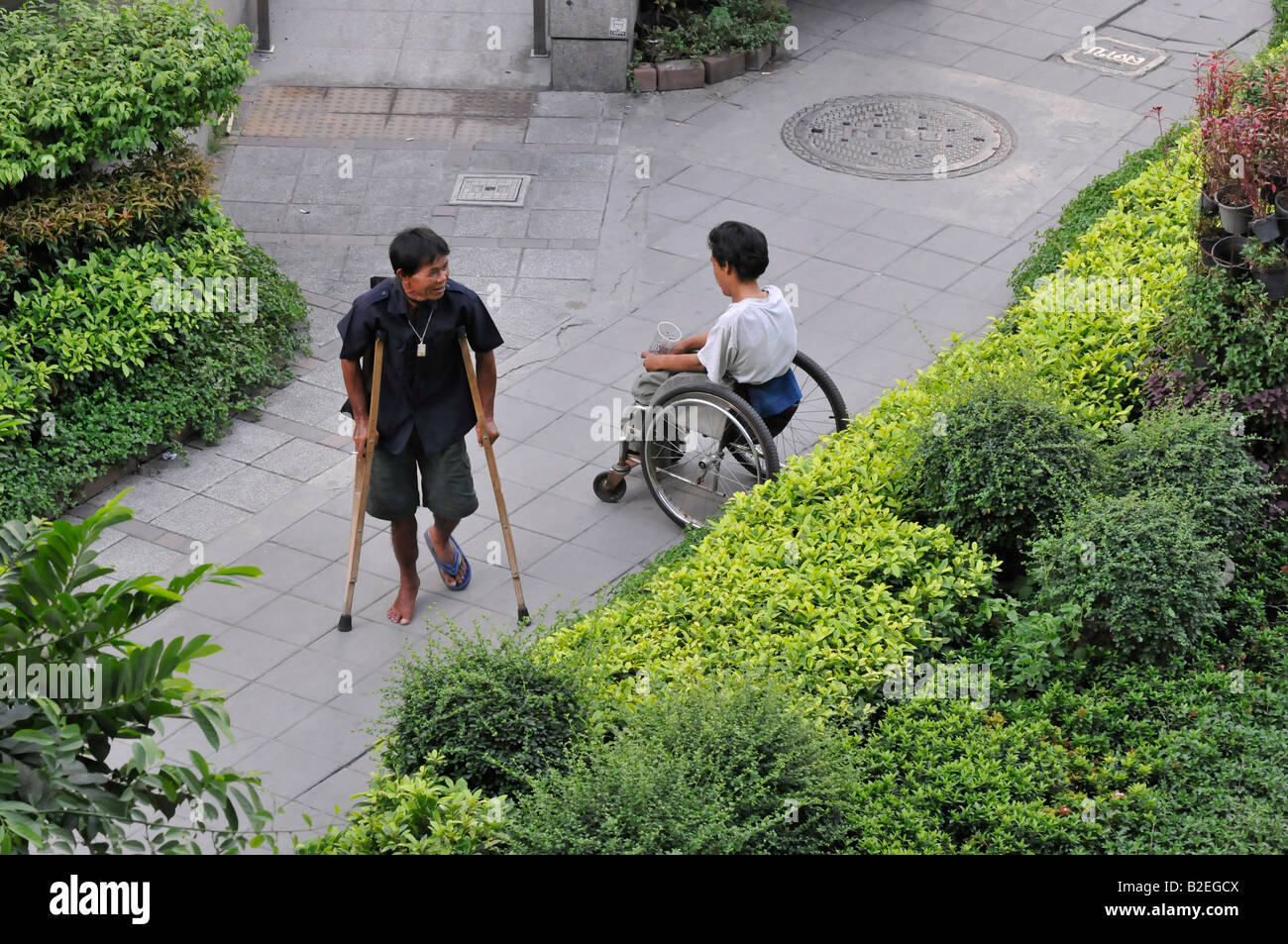 Le persone disabili , bangkok street scene , Sukhumvit road , Bangkok , Thailandia Foto Stock