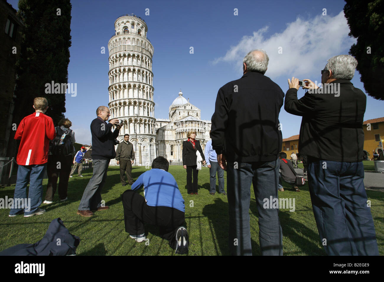I turisti fotografare la Torre Pendente, Pisa, Toscana, Italia Foto Stock