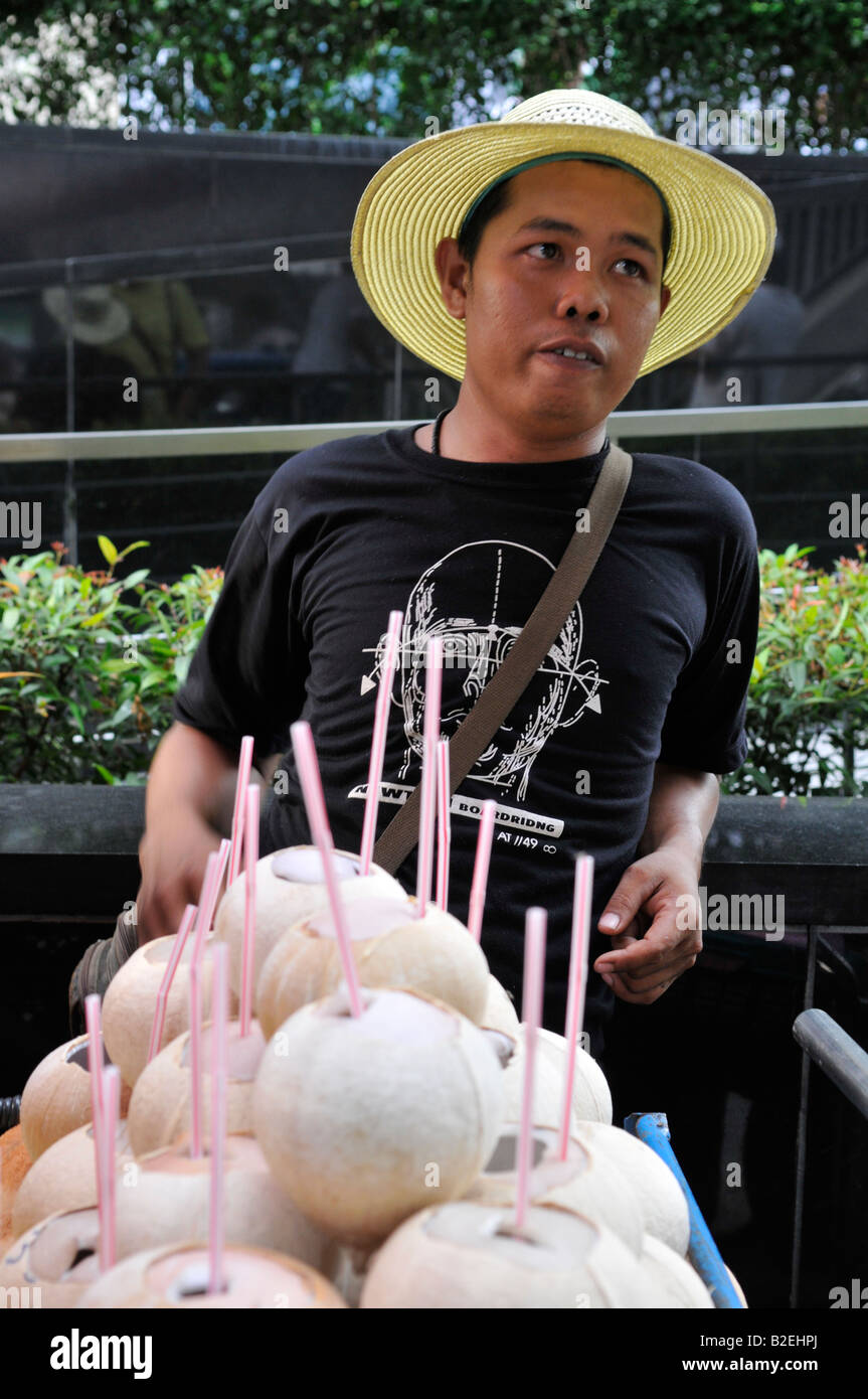 Noci di cocco per bere, Bangkok venditore ambulante , della Thailandia Foto Stock