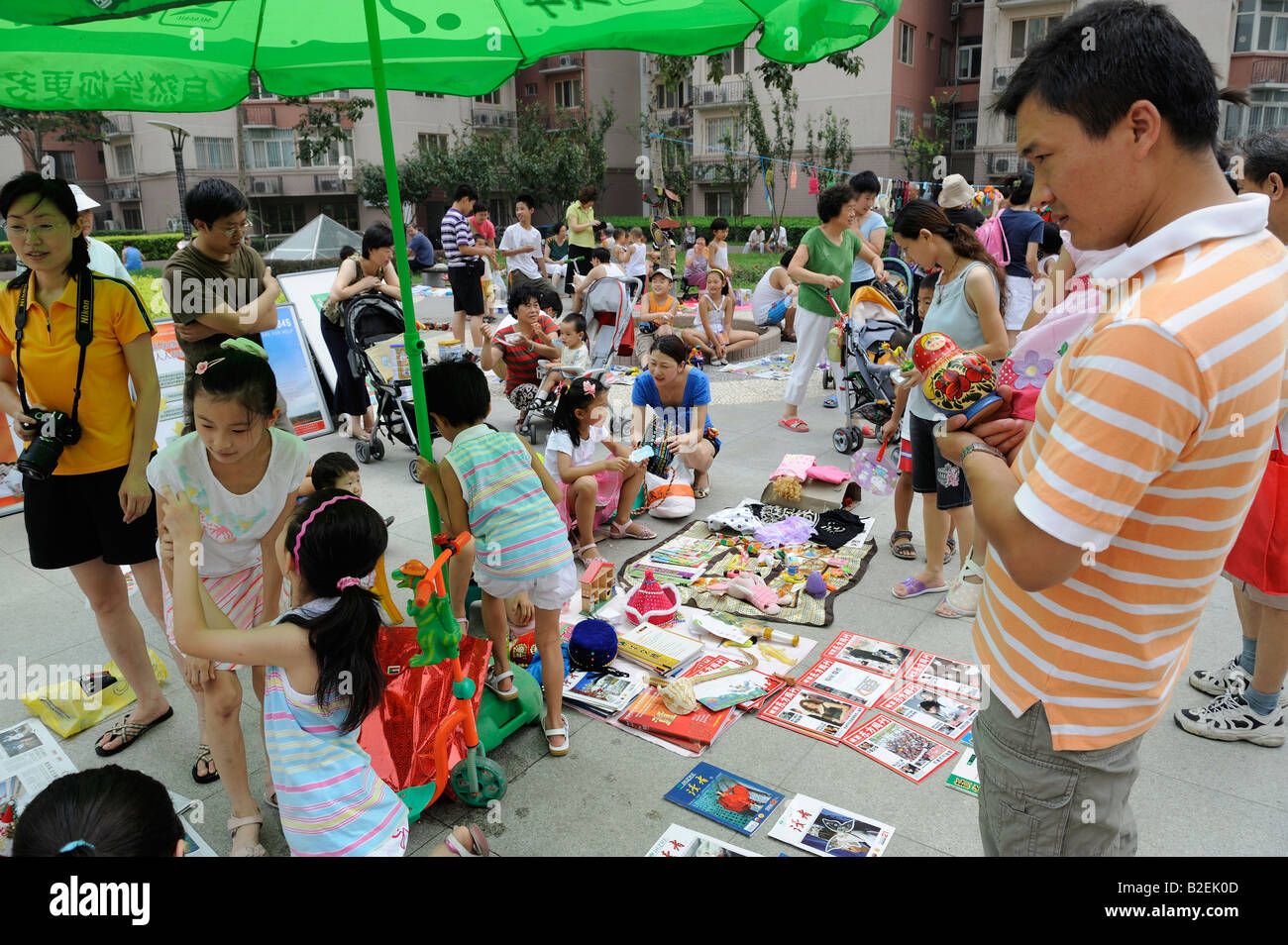 Il mercato delle pulci di domenica in una comunità a Pechino in Cina. 26-lug-2008 Foto Stock