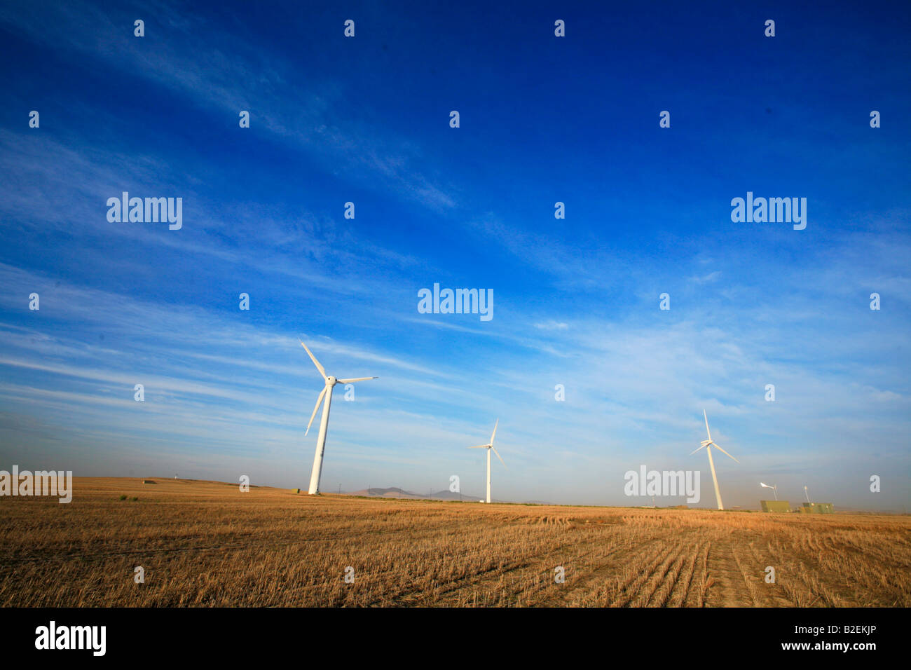 Le turbine eoliche contro un cielo blu striate con il cloud Foto Stock