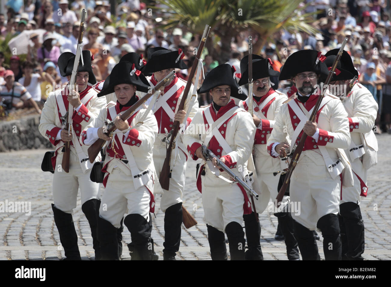 Il Batallon de Canarias preparare la carica durante una rievocazione storica del 1797 Battaglia di Santa Cruz Tenerife Foto Stock