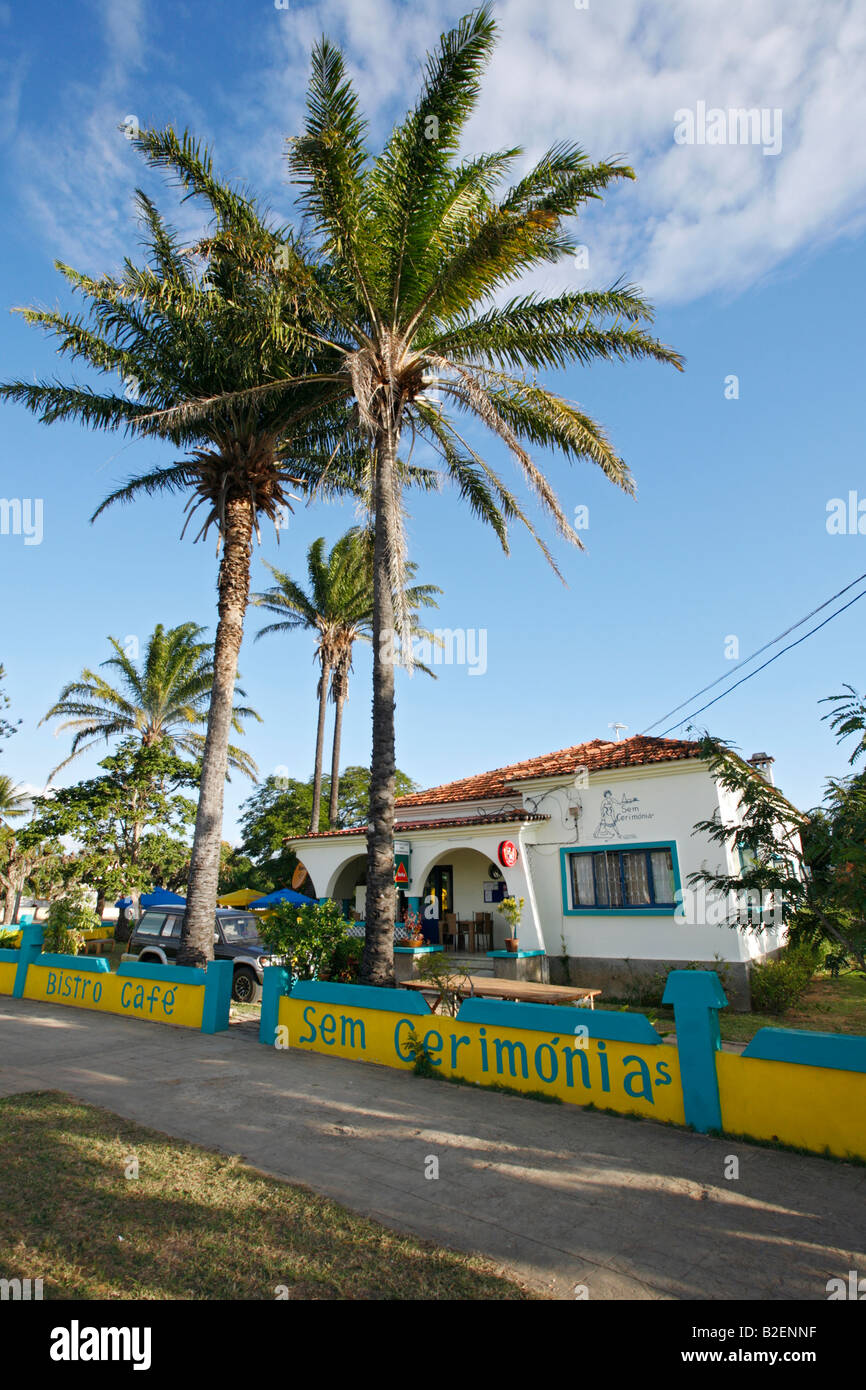 Inhambane street scena mostrando un bistro e collegamento internet shop Foto Stock